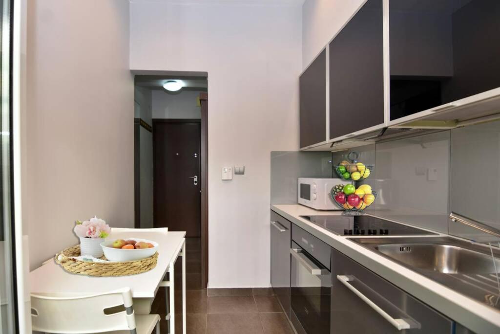 Modern Apartment In The Heart Of The City Лариса Экстерьер фото
