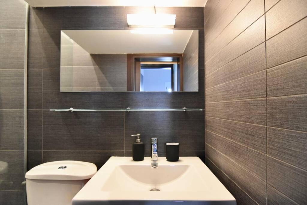 Modern Apartment In The Heart Of The City Лариса Экстерьер фото